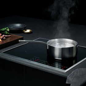 Kastrull på en induktionshäll från AEG