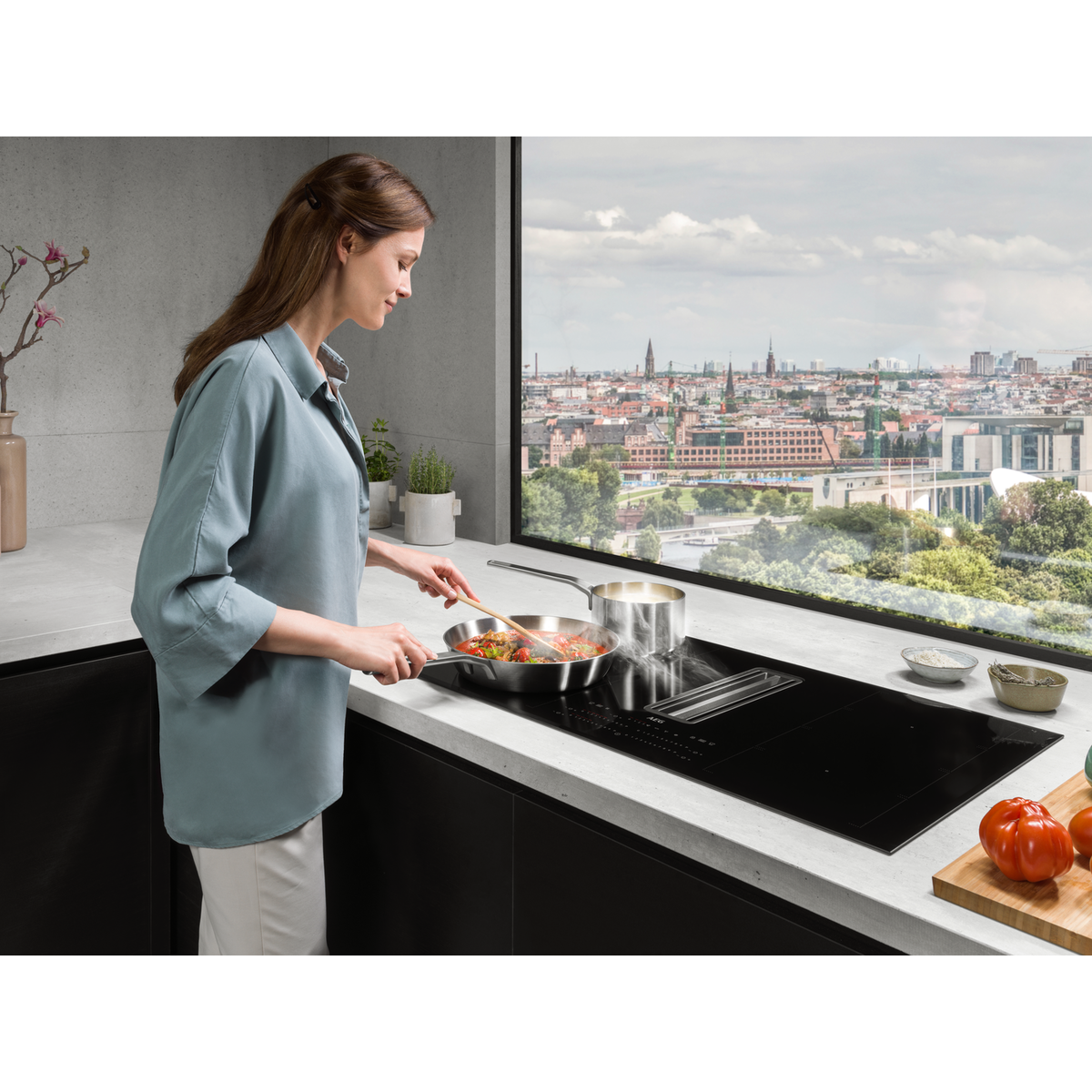 AEG - Induktionshäll med inbyggd fläkt - CCS84779CB