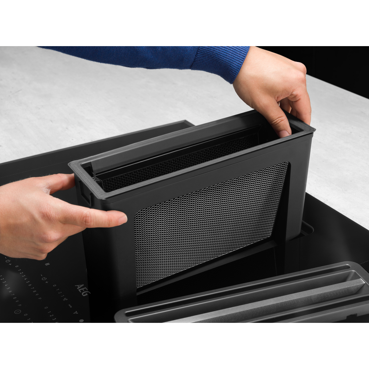 AEG - Induktionshäll med inbyggd fläkt - CCS84779CB