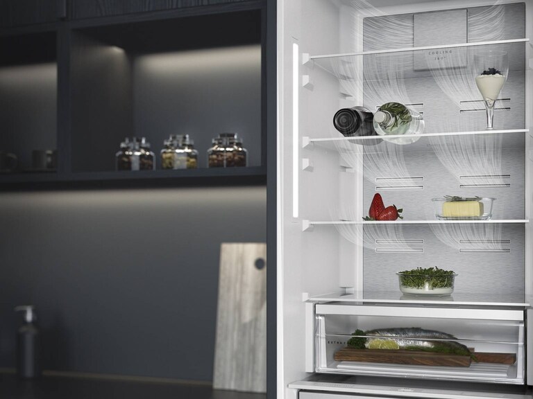 Öppet kylskåp från AEG