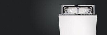 En inbyggd smal diskmaskin från AEG