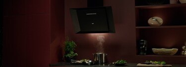 Vertikal köksfläkt i svart design