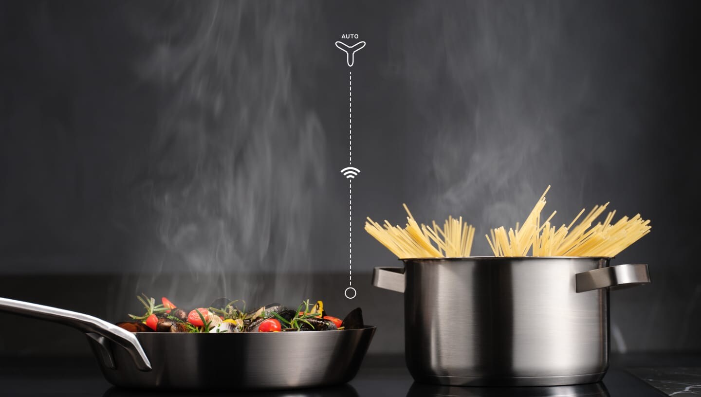 Mat tillagas på en induktionshäll med Hob2Hood®-funktionen.