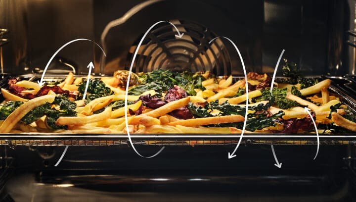 Pommes frites och grönsaker som tillagas i ugn.
