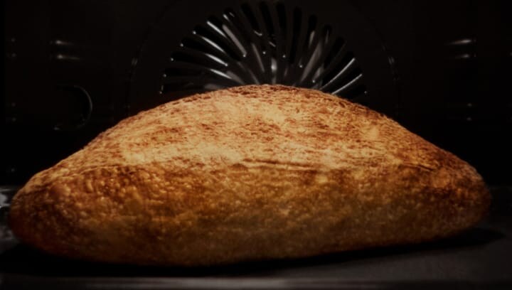 Ett bröd som bakas i ugnen med ånga.