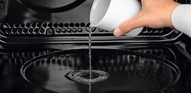 Häll vatten i multifunktionsångugnen SteamBake