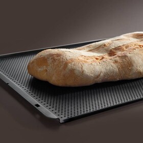 En gyllebrun brödlimpa som gräddas på AEG:s MaxiKlasse-bakplåt 