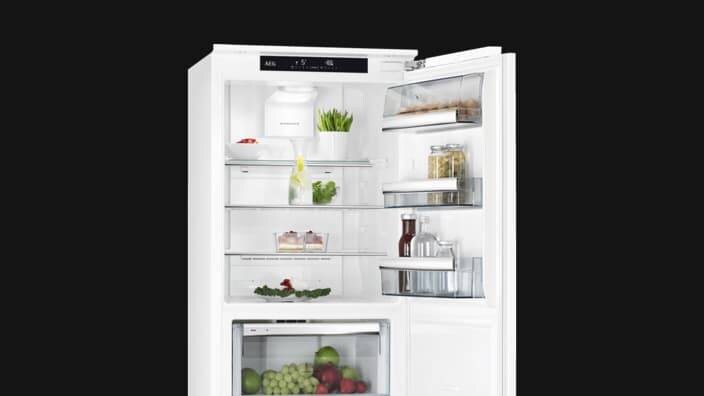 ett kylskåp med en öppen dörr