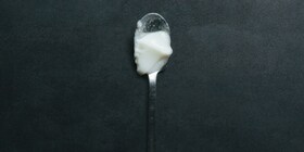 En sked med vit gelatin