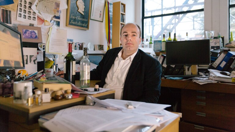 Charles Spence i sitt kontor på universitet