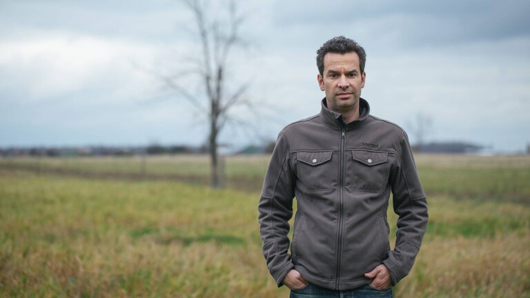 Mark Schatzker på en äng