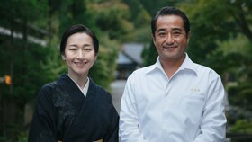 Hisato och Satchiko Nakahigashi ståendes leende bredvid varandra
