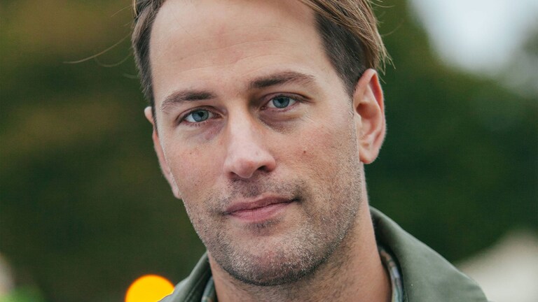 Tristram Stuart som ler mot kameran