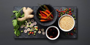 ett urval av smakrika ingredienser som ingefära, chili, vårlök och sesamfrön