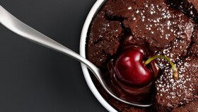 En krämig chokladpudding som tillagats med ånga för den perfekta konsistensen