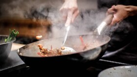 Mat som lagas i wok på en AEG-induktionshäll