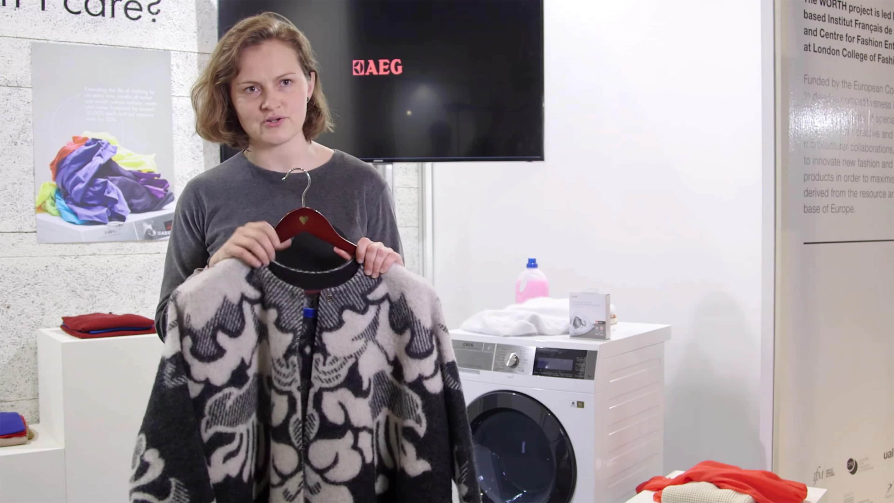 En modedesigner som talar om att tvätta ylle hemma