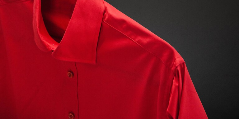 En nystruken röd skjorta