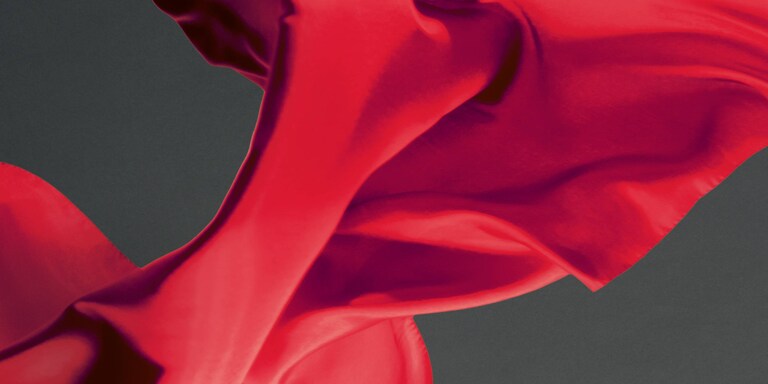 Rött sidentyg mot grafitfärgad bakgrund