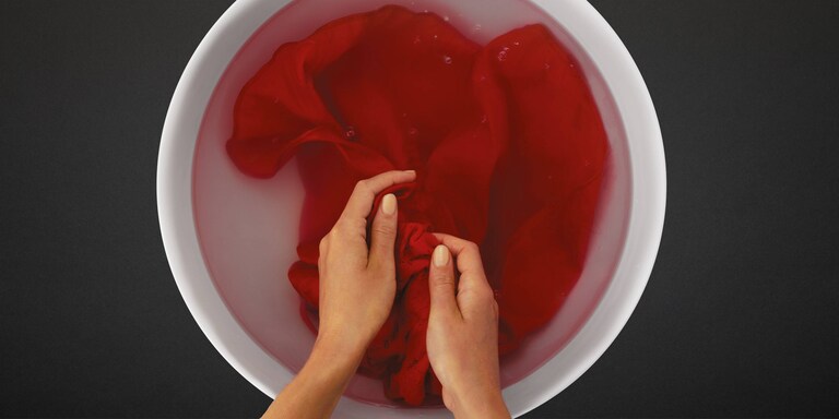 Ett rött plagg som handtvättas