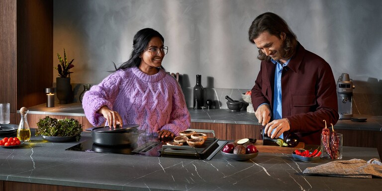 Man och kvinna som lagar mat i köket