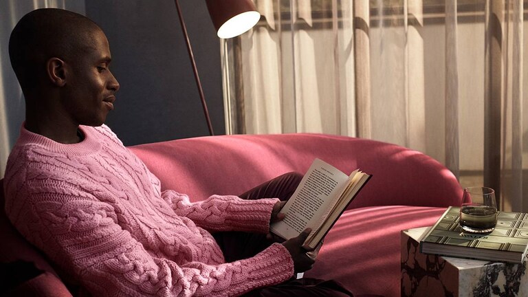 Man som sitter och läser i soffan