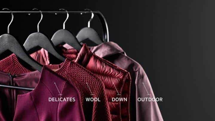 Lila kläder på hängare