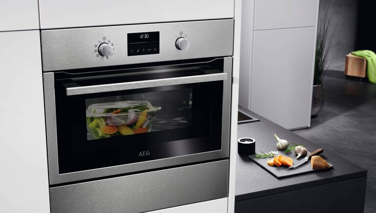 Ugn från AEG i kök.