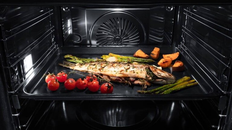 Närbild av ångtillagning och ugnsbricka.