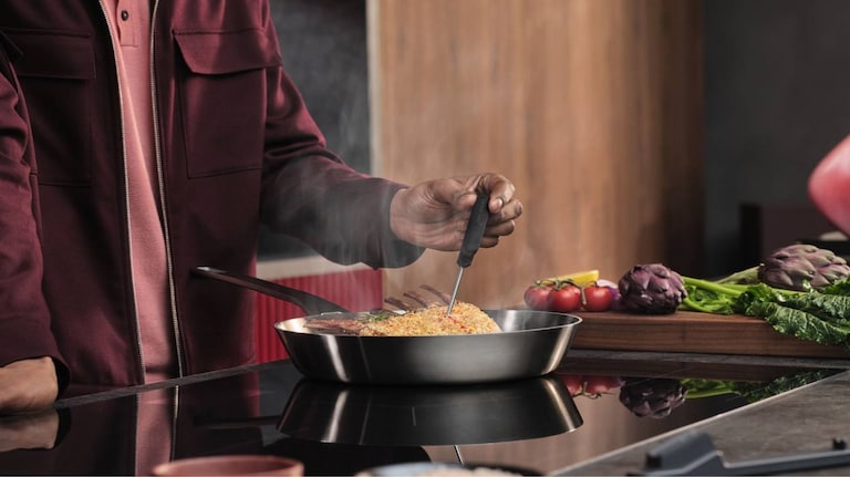 Man lagar mat på en spis.