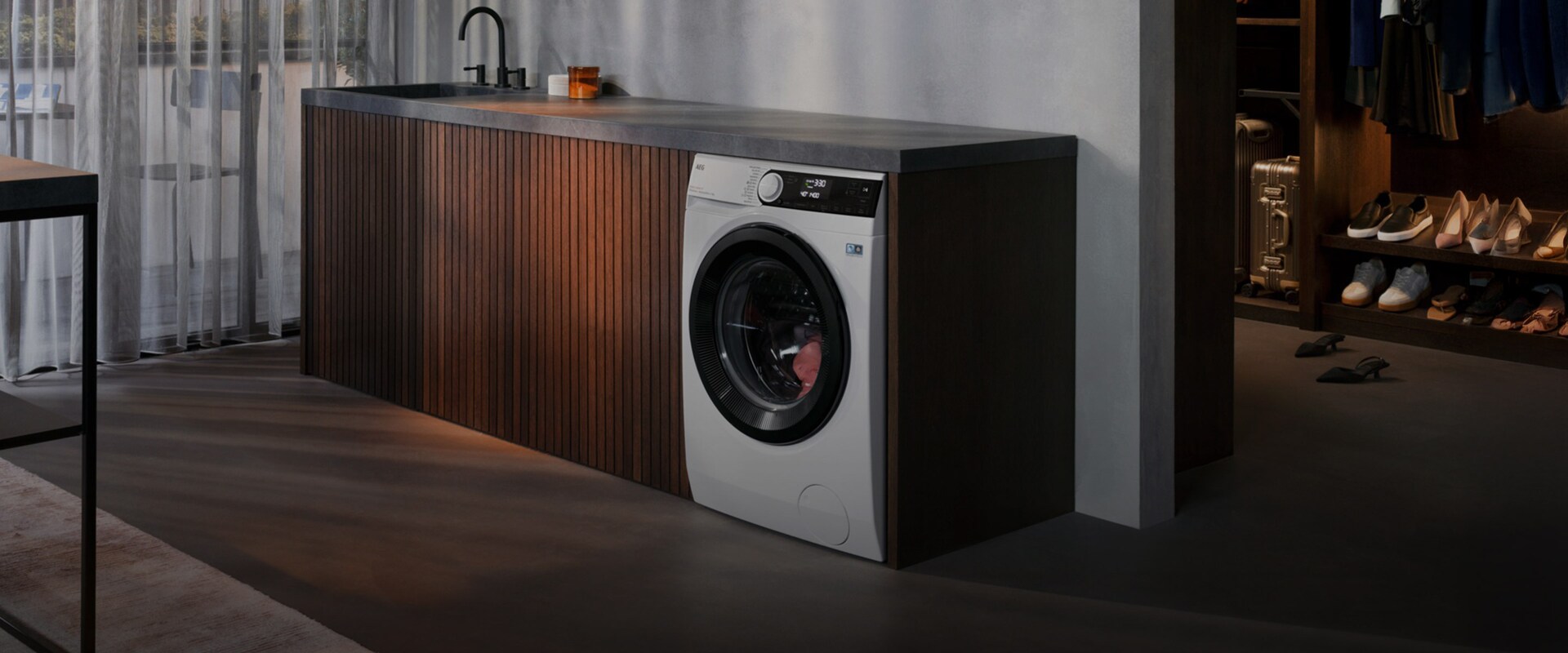 En tvättmaskin i tvättstuga.