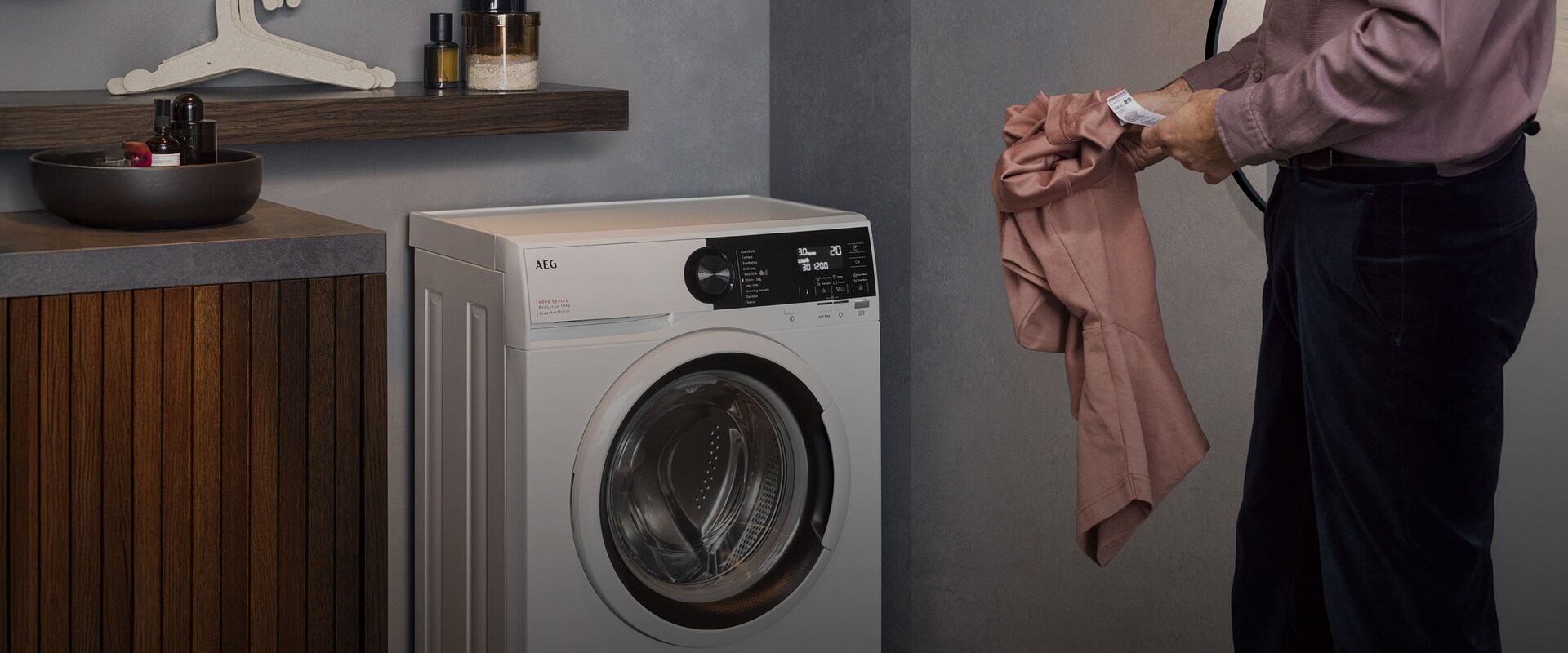 En kompakt tvättmaskin står i en tvättstuga