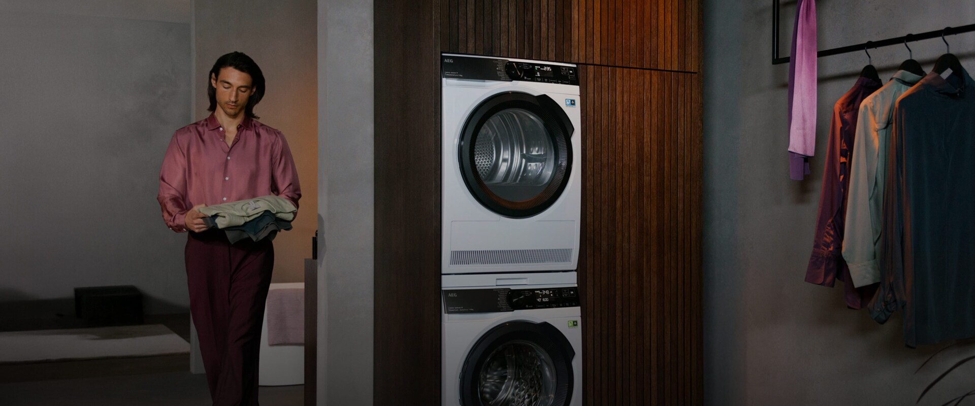 Torktumlare står ovanpå en tvättmaskin i ett rum