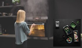en kvinna i ett kök öppnar en ungslucka