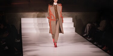 Modell går på catwalk iklädd Whyred-kläder.