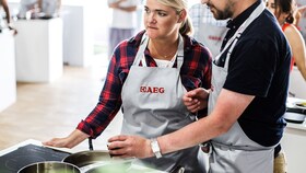 AEG:s Culinary club, med en kvinna och man som lagar mat under kurs